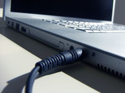 sponsored Pack to put prepare Ce faci când laptopul este conectat la priză, dar nu se încarcă? | Blog  Laptop Direct